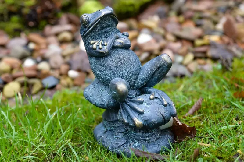 Kröte auf Pilz – Bronzeoptik, ca. 20 cm 